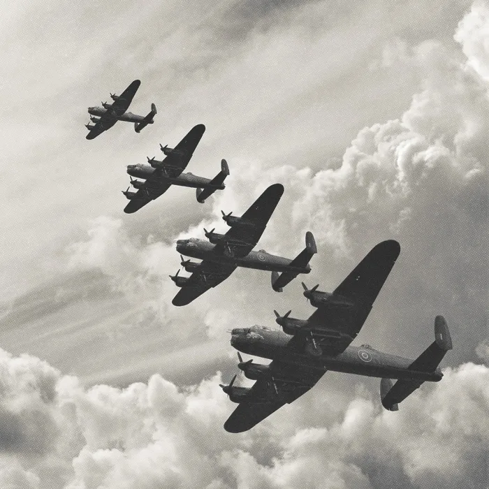 Quatre avions militaires volant dans le ciel pendant la seconde guerre mondiale.
